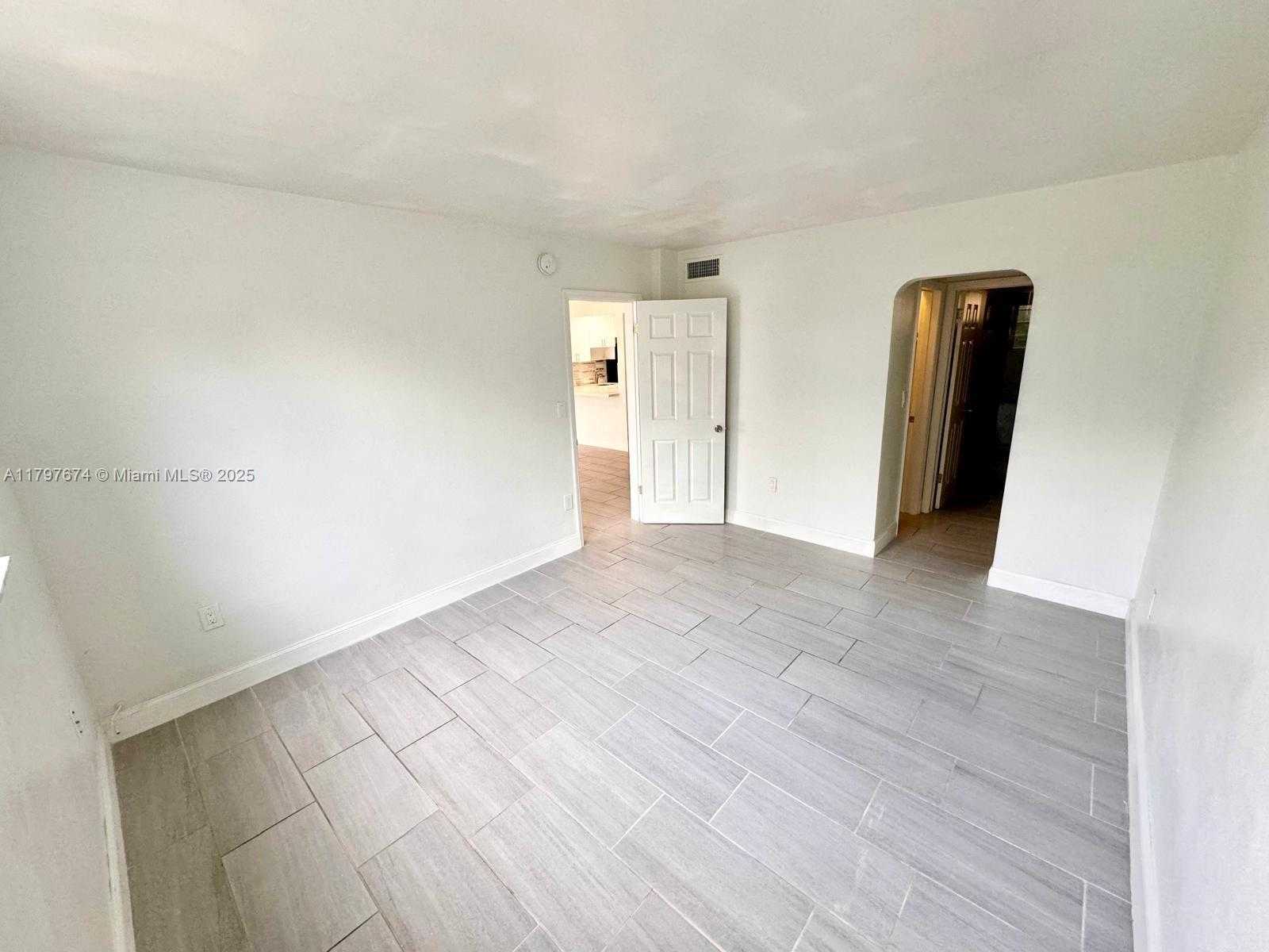 Small Image of 2905 POINT EAST DR #L102, Aventura Number 13