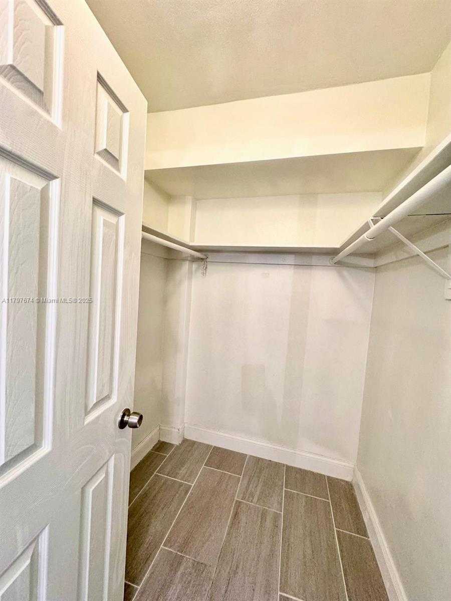 Small Image of 2905 POINT EAST DR #L102, Aventura Number 5