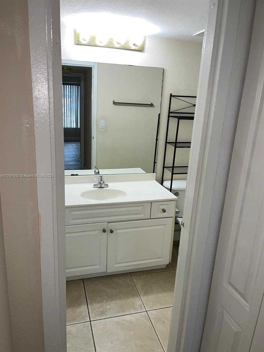Small Image of 5221 GENEVA WAY #302, Doral Number 10