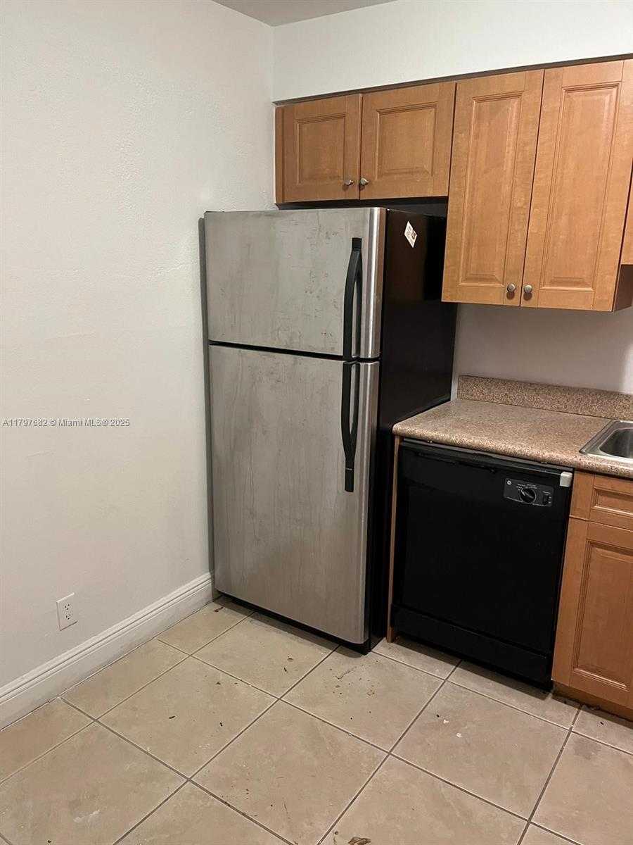 Small Image of 5221 GENEVA WAY #302, Doral Number 2