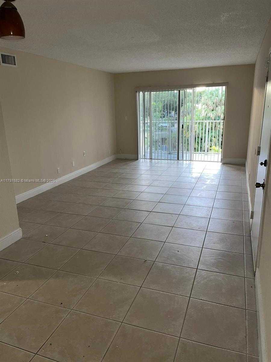 Small Image of 5221 GENEVA WAY #302, Doral Number 3