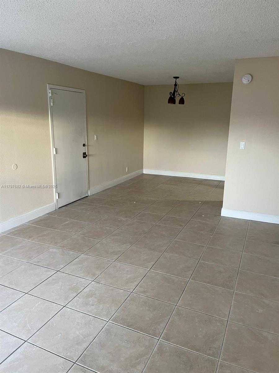 Small Image of 5221 GENEVA WAY #302, Doral Number 5