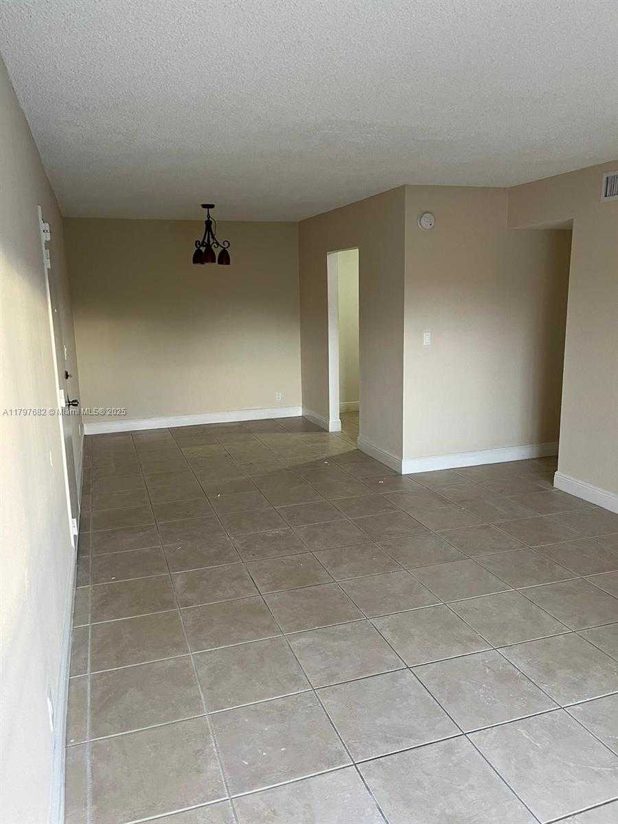 Small Image of 5221 GENEVA WAY #302, Doral Number 6