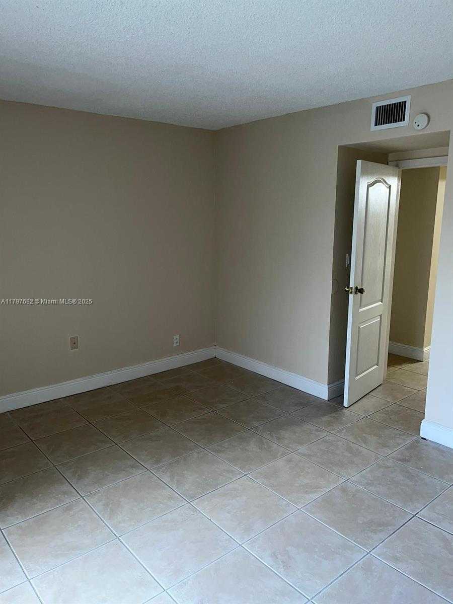 Small Image of 5221 GENEVA WAY #302, Doral Number 8