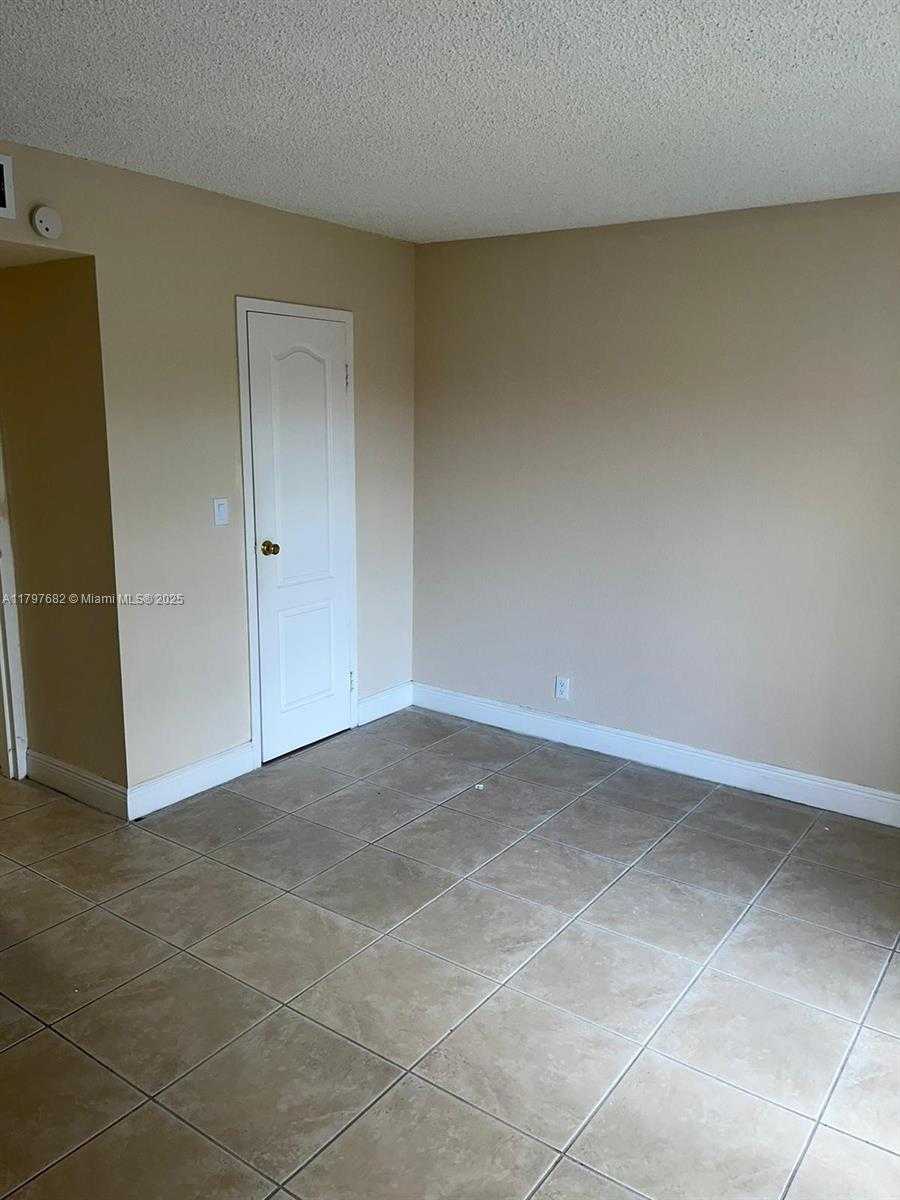 Small Image of 5221 GENEVA WAY #302, Doral Number 9