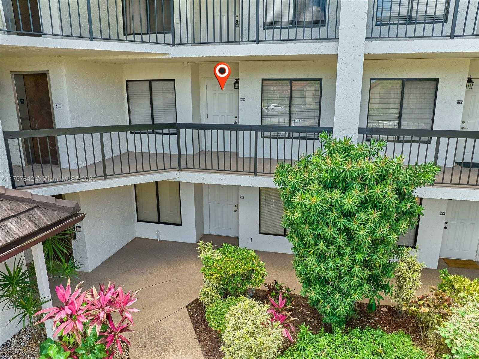 Small Image of 5380 CEDAR LAKE DR #204, Boynton Beach Number 4