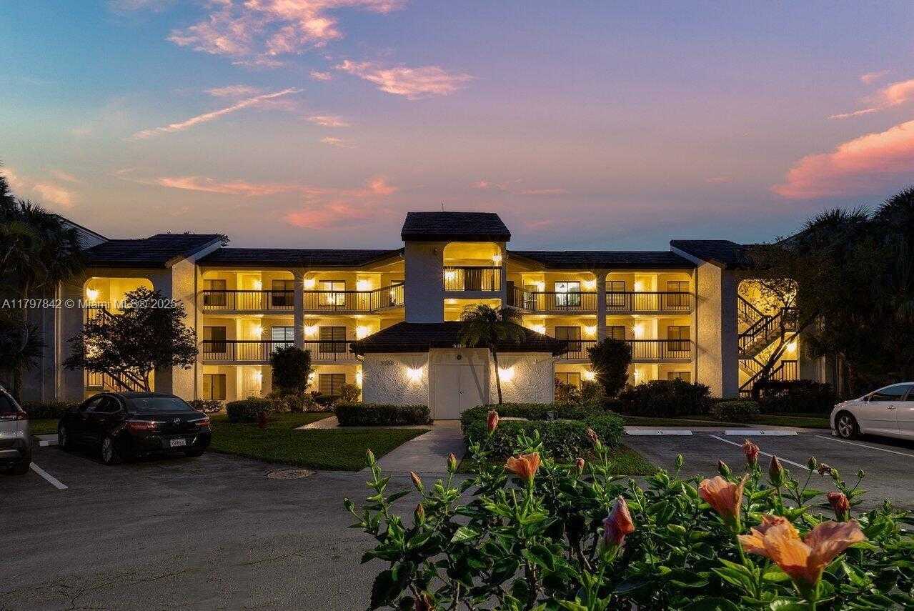 Small Image of 5380 CEDAR LAKE DR #204, Boynton Beach Number 6