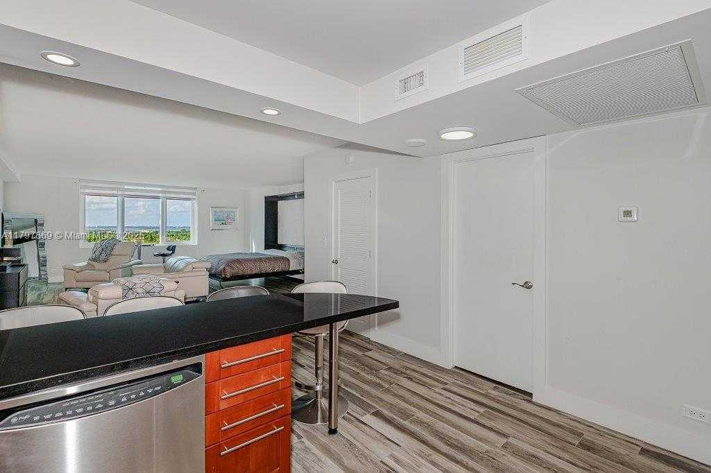 Small Image of 2301 COLLINS AVE #1532, Miami Beach Number 3