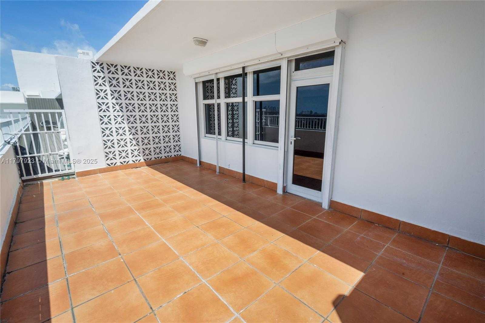 Small Image of 4747 COLLINS AVE #PH04, Miami Beach Number 5