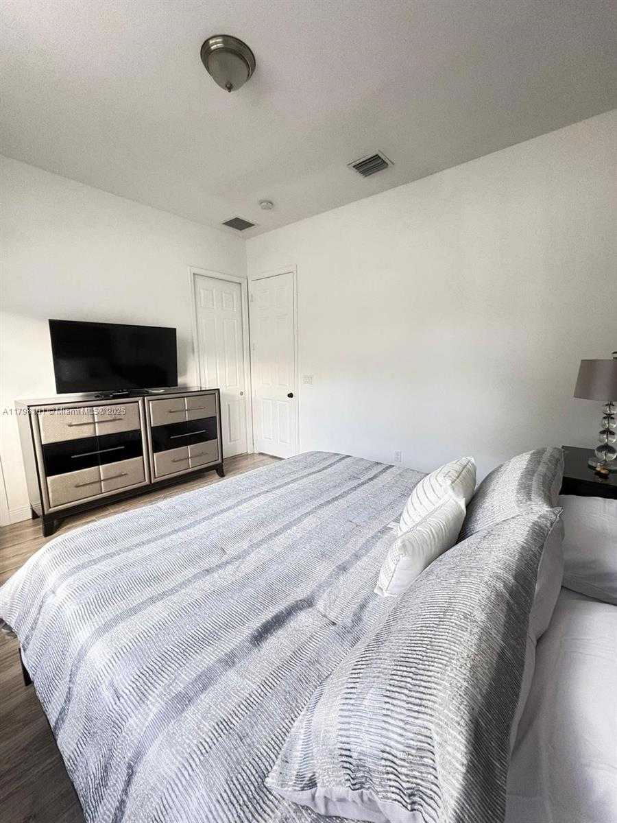 Small Image of 5200 NW 83rd Ct, Doral, FL 33166, USA Number 14