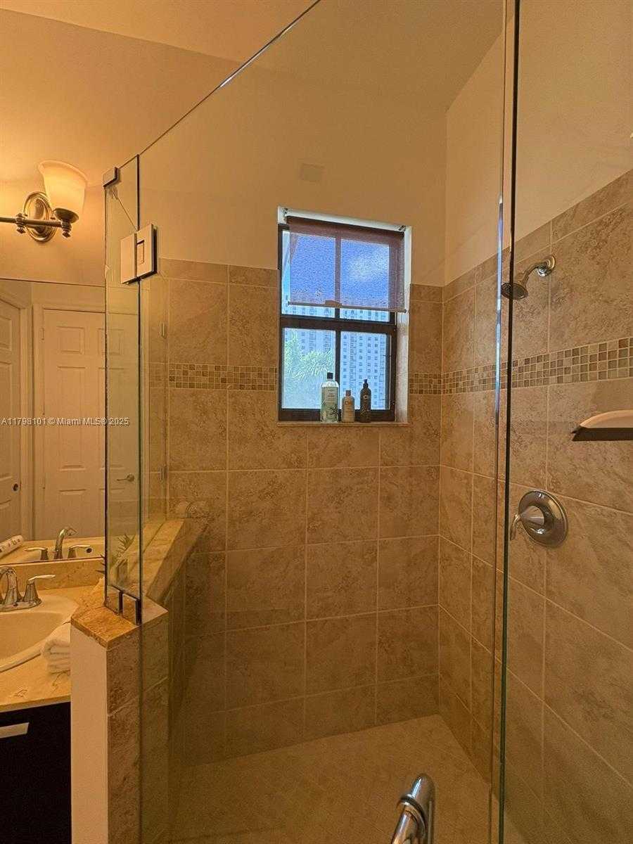 Small Image of 5200 NW 83rd Ct, Doral, FL 33166, USA Number 17