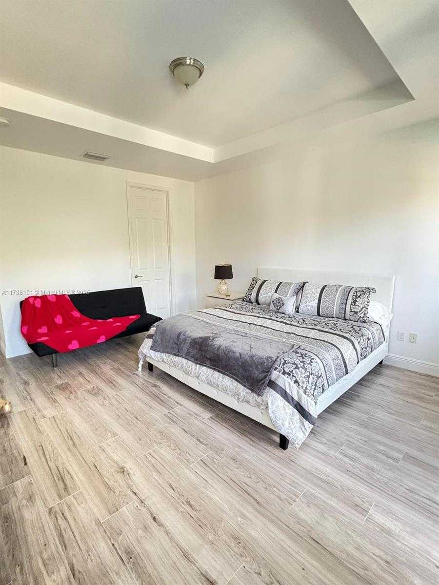 Small Image of 5200 NW 83rd Ct, Doral, FL 33166, USA Number 2