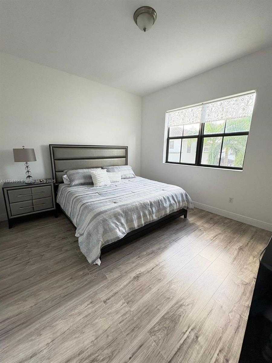 Small Image of 5200 NW 83rd Ct, Doral, FL 33166, USA Number 4