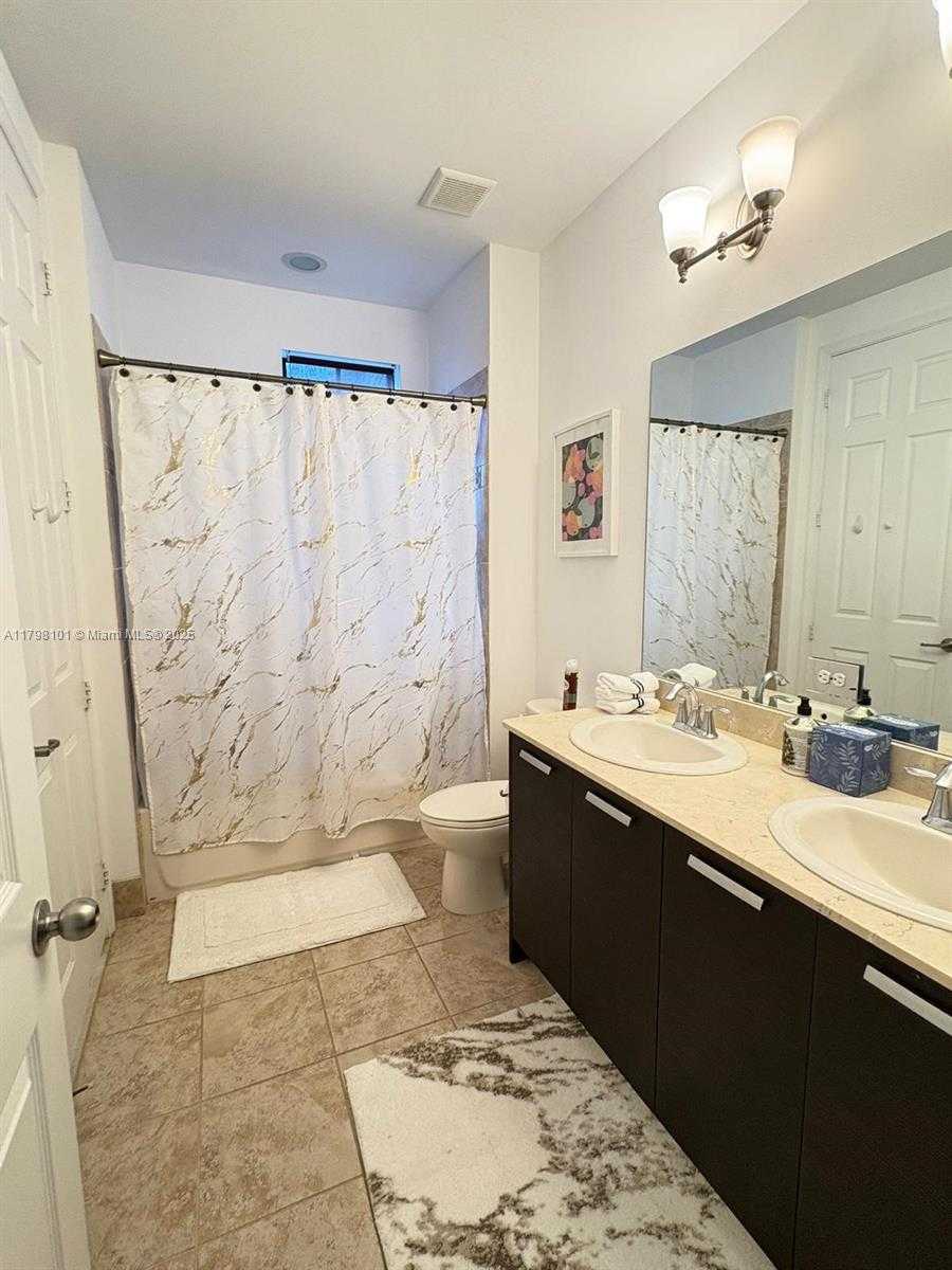 Small Image of 5200 NW 83rd Ct, Doral, FL 33166, USA Number 6