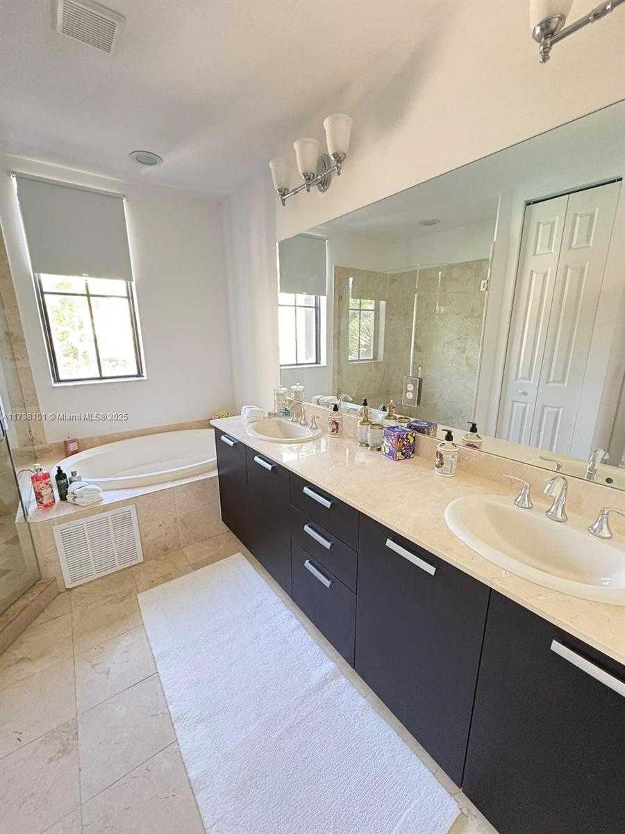 Small Image of 5200 NW 83rd Ct, Doral, FL 33166, USA Number 7