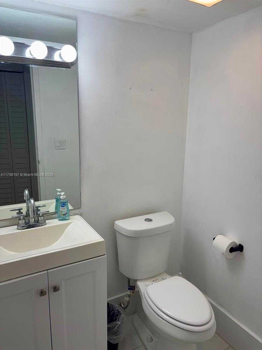 Small Image of 100 BAYVIEW DR #302, Sunny Isles Beach Number 12