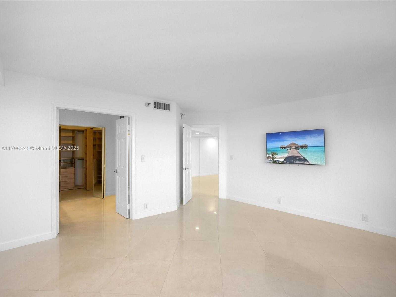 Small Image of 3530 MYSTIC POINTE DR #LPH10, Aventura Number 25