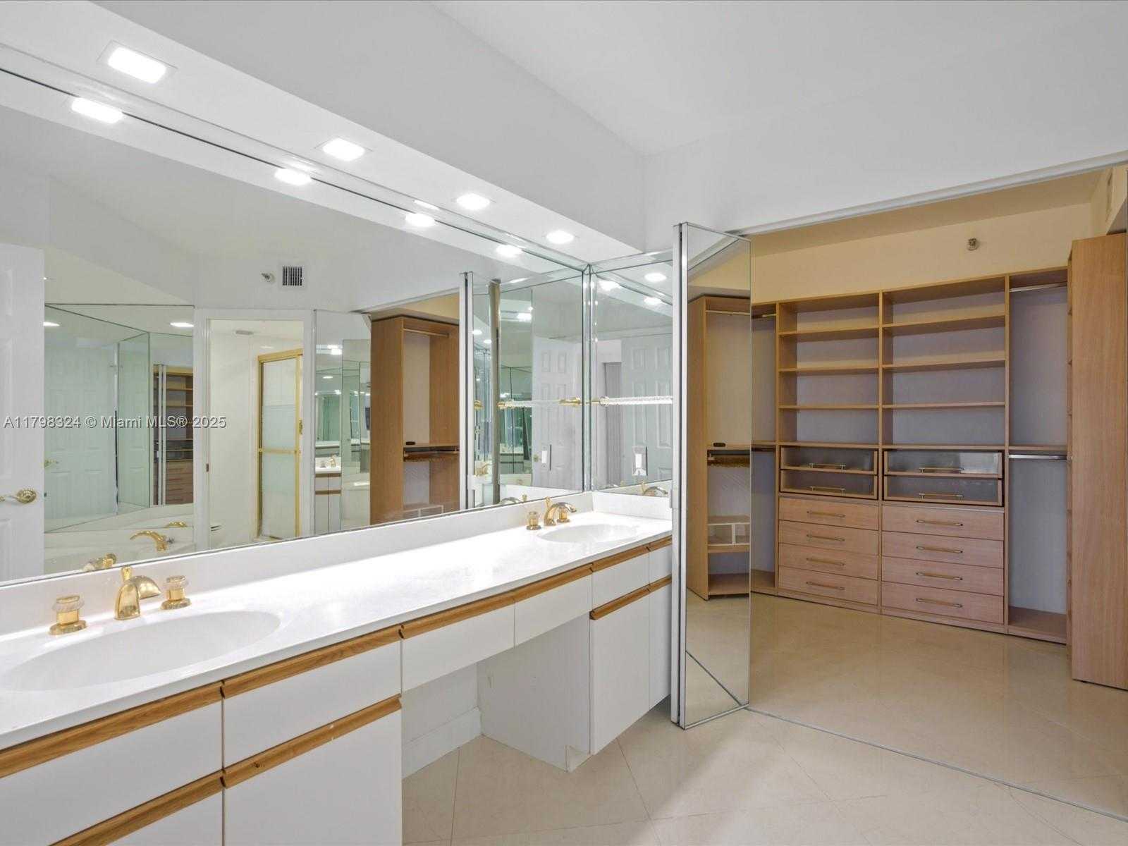 Small Image of 3530 MYSTIC POINTE DR #LPH10, Aventura Number 27
