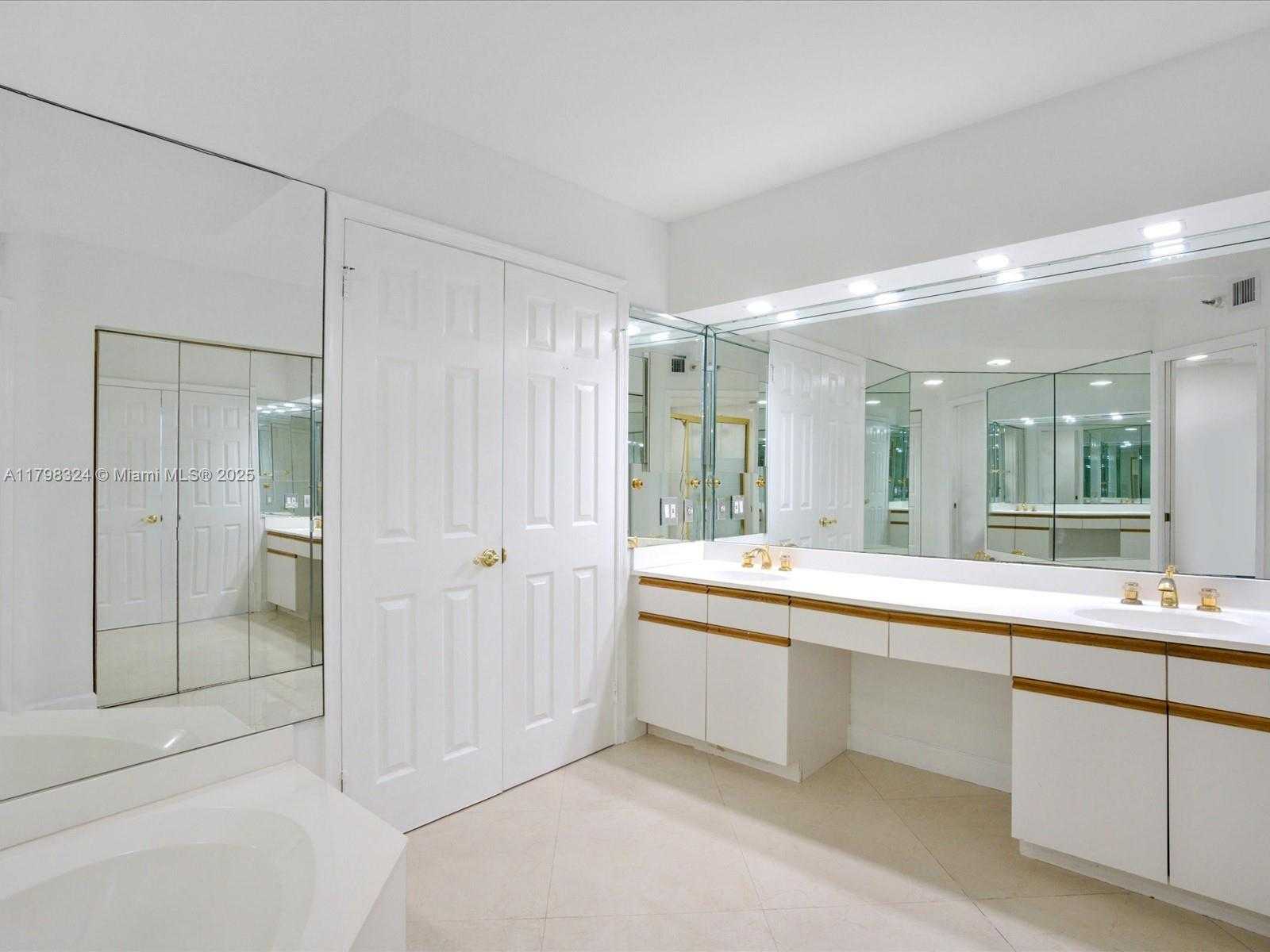 Small Image of 3530 MYSTIC POINTE DR #LPH10, Aventura Number 30