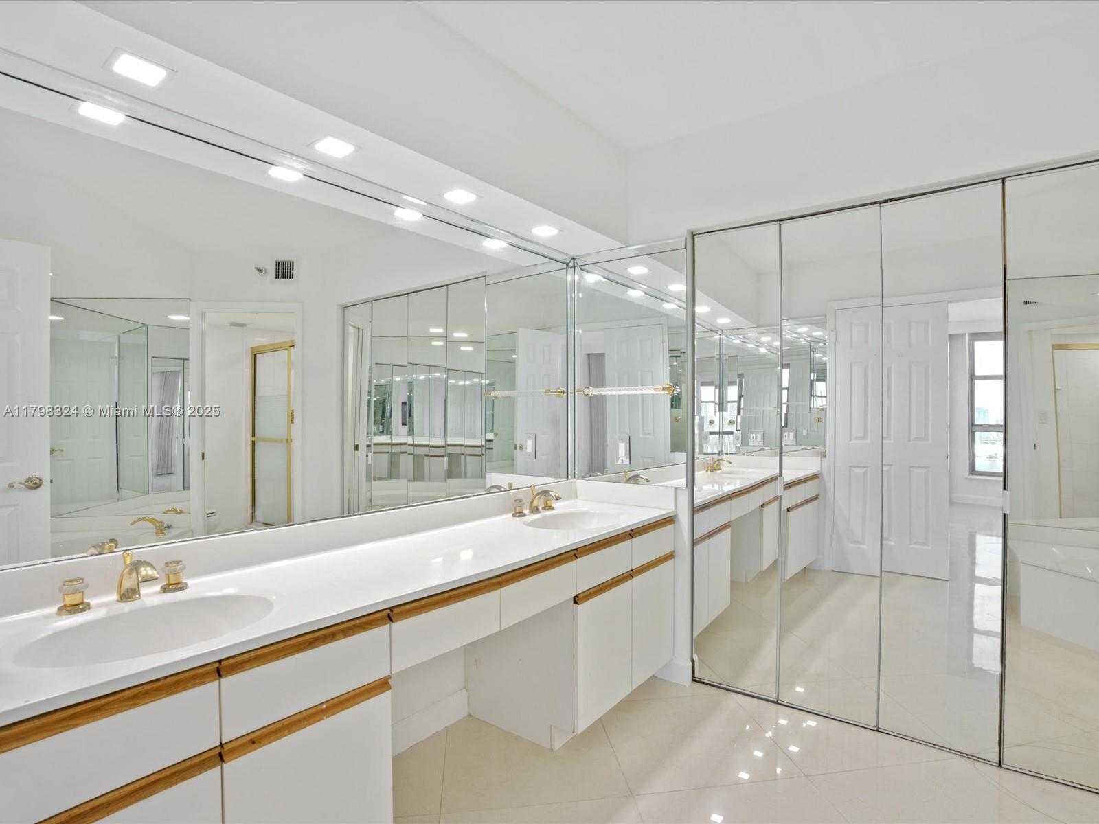 Small Image of 3530 MYSTIC POINTE DR #LPH10, Aventura Number 39