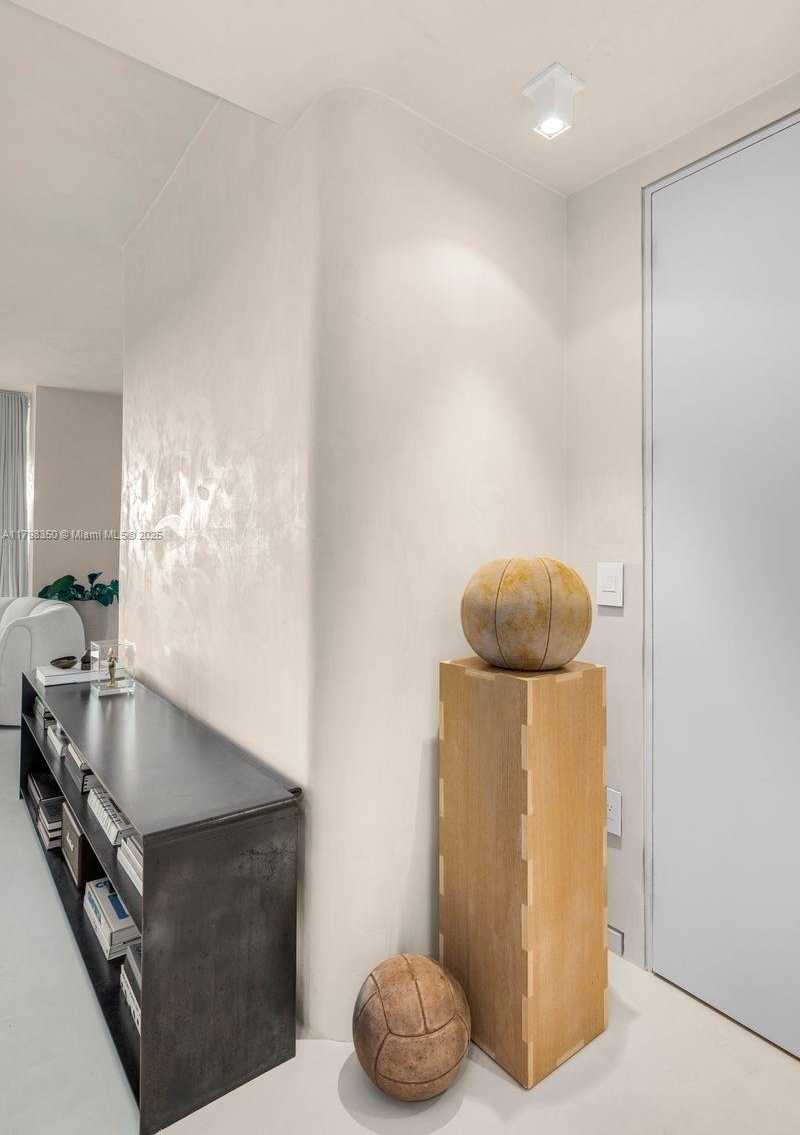 Small Image of 1040 BISCAYNE BLVD #3007, Miami Number 12