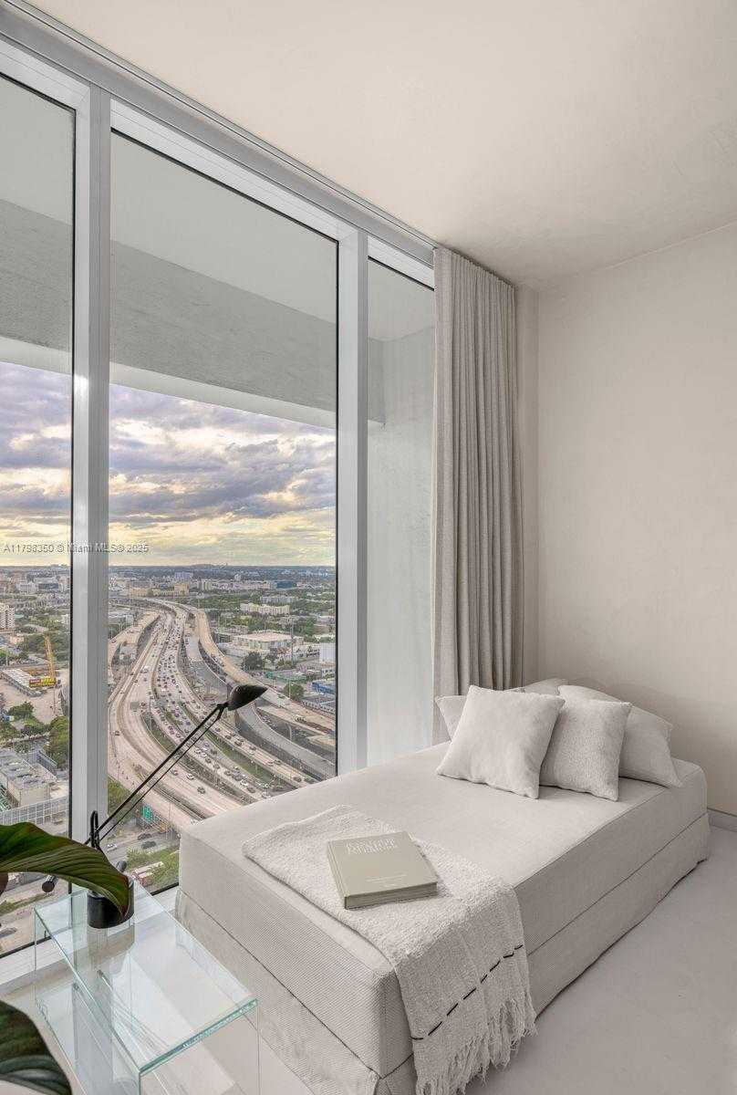 Small Image of 1040 BISCAYNE BLVD #3007, Miami Number 4