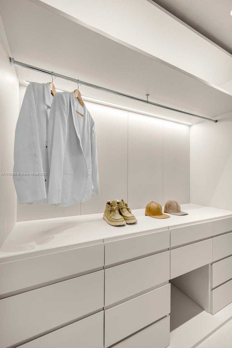 Small Image of 1040 BISCAYNE BLVD #3007, Miami Number 9