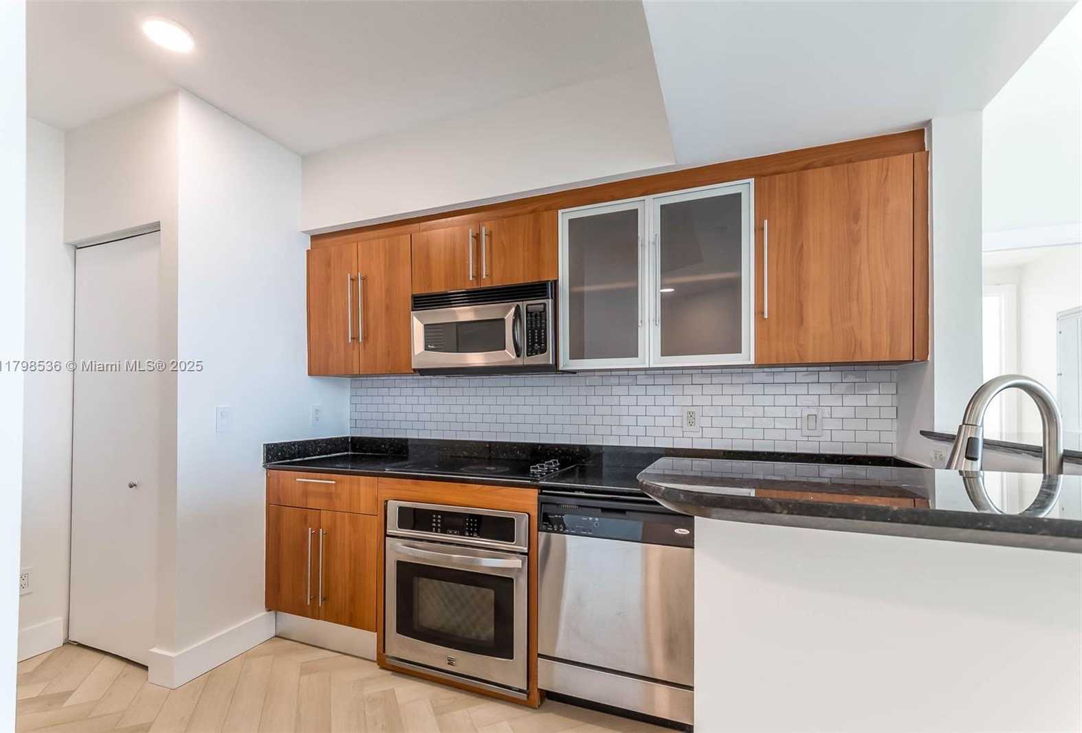 Small Image of 335 Biscayne Blvd, Miami, FL 33132, USA Number 3