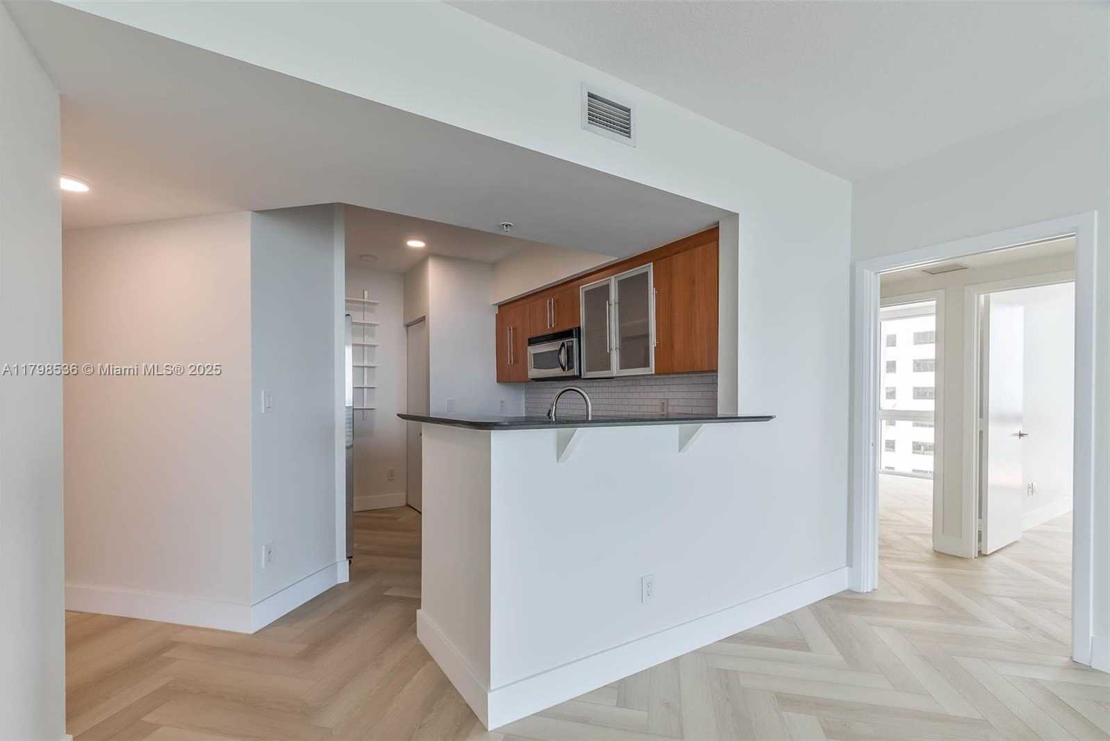 Small Image of 335 Biscayne Blvd, Miami, FL 33132, USA Number 4