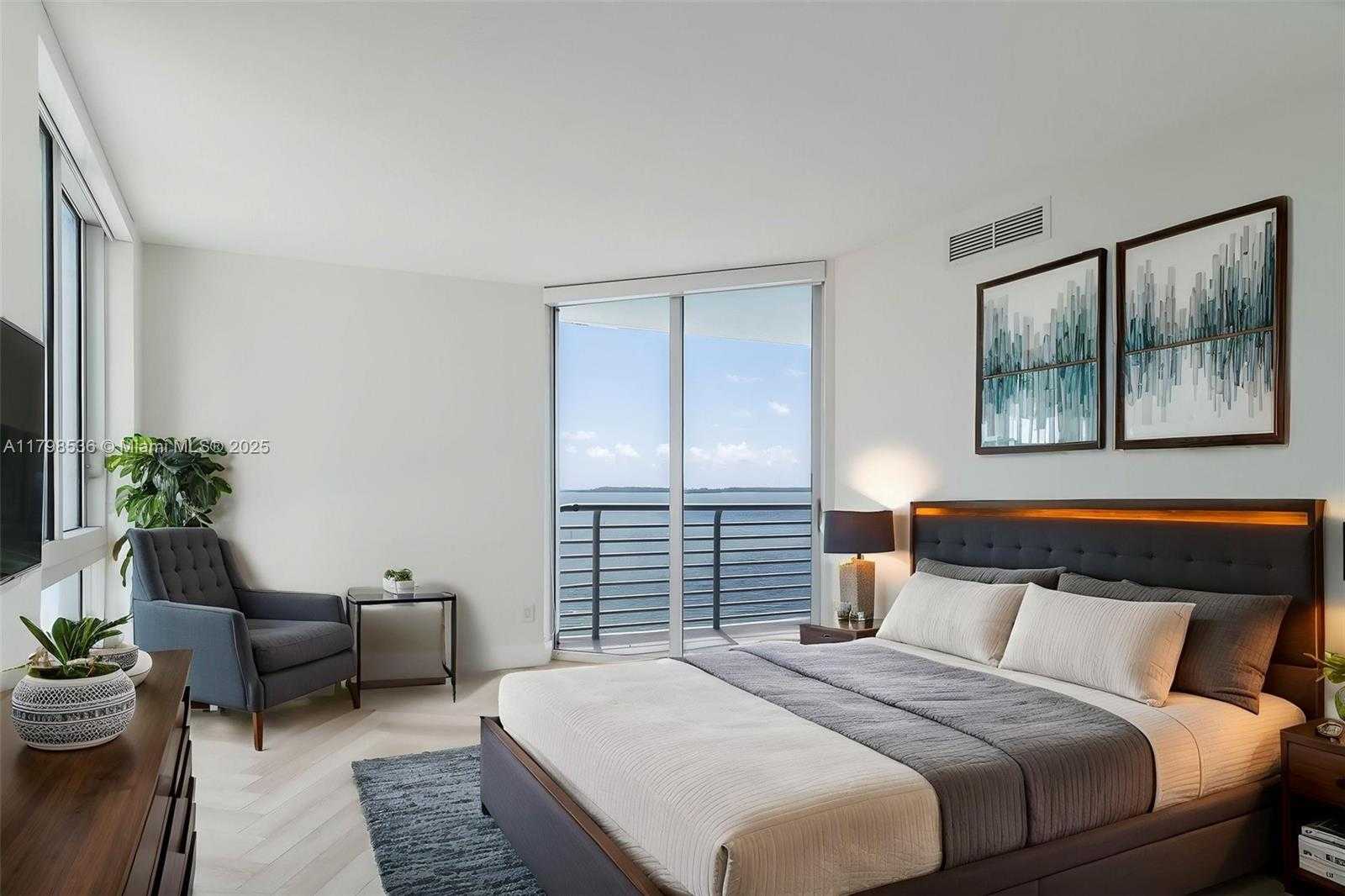 Small Image of 335 Biscayne Blvd, Miami, FL 33132, USA Number 6