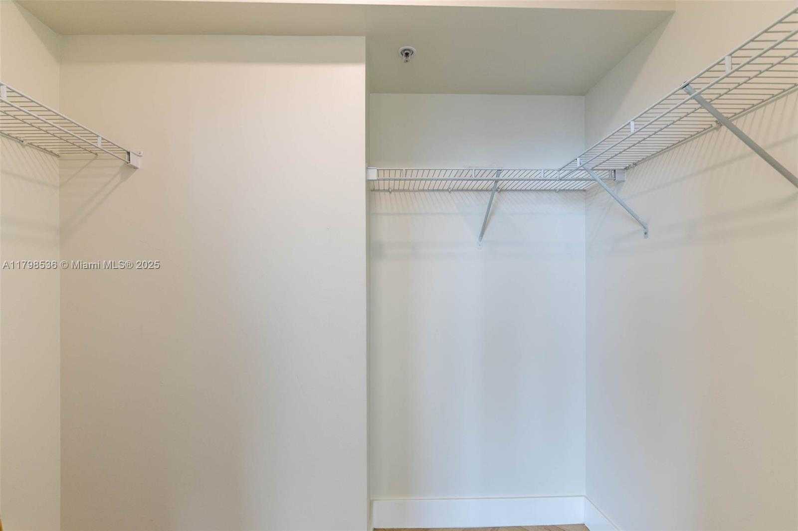 Small Image of 335 Biscayne Blvd, Miami, FL 33132, USA Number 8