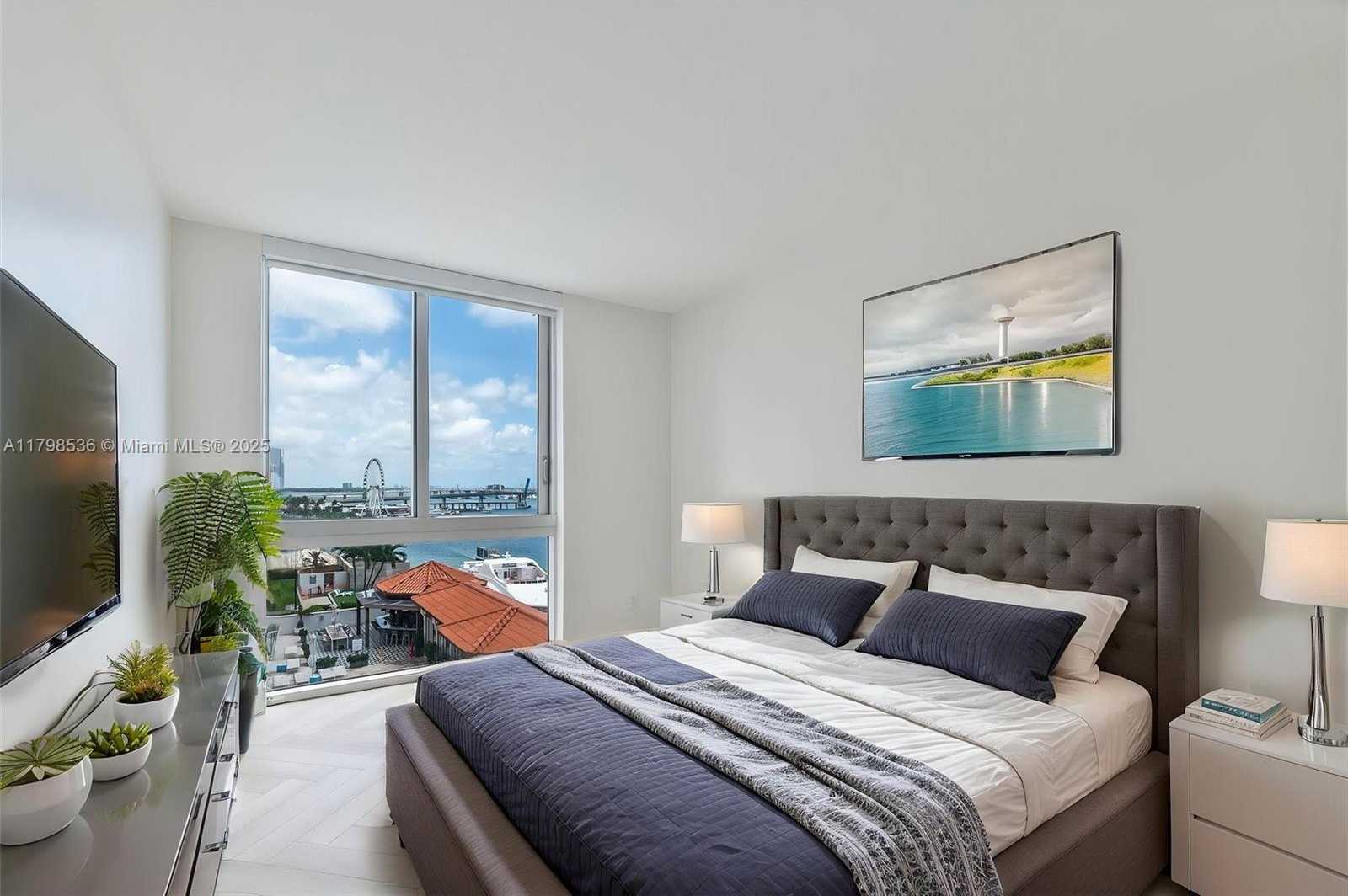 Small Image of 335 Biscayne Blvd, Miami, FL 33132, USA Number 9