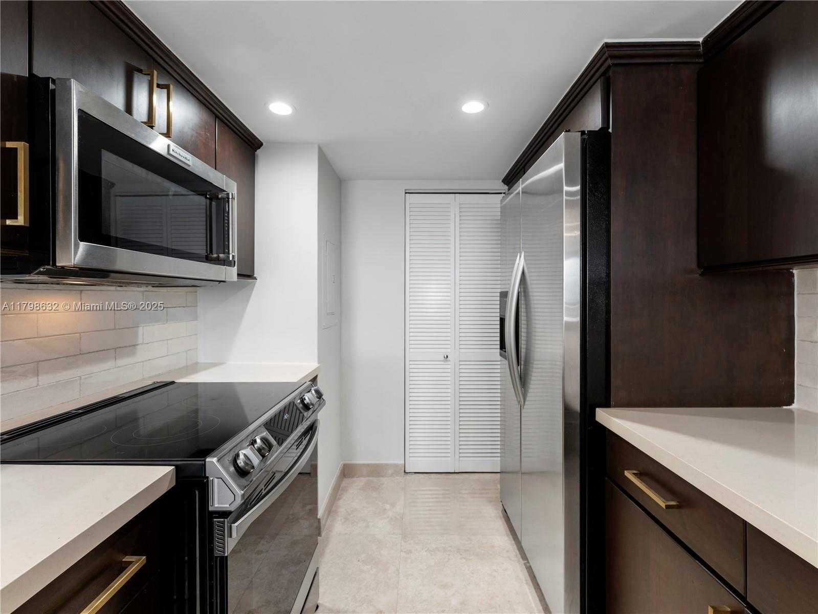 Small Image of 1717 NORTH BAYSHORE DR #A-3737, Miami Number 5