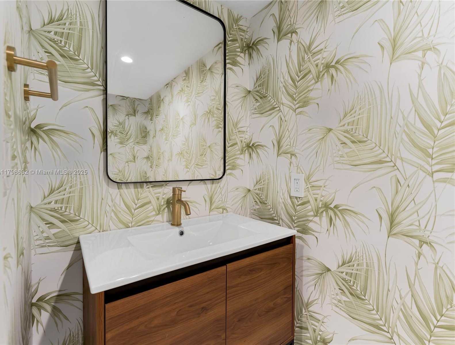 Small Image of 1717 NORTH BAYSHORE DR #A-3737, Miami Number 6