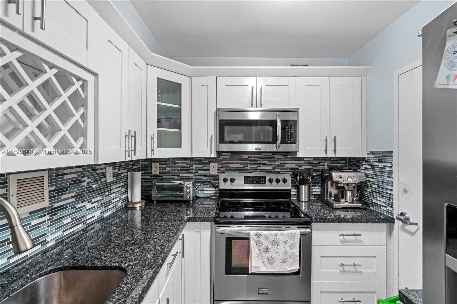 Small Image of 1000 WEST AVE #308, Miami Beach Number 11