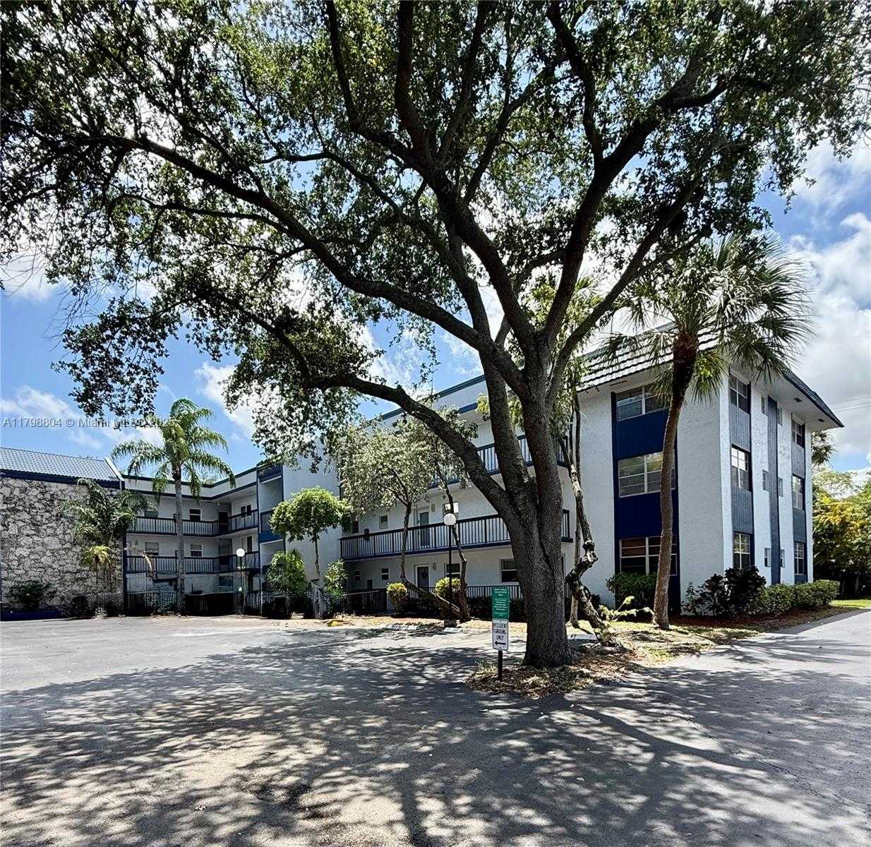 Small Image of 3060 HOLIDAY SPRINGS BLVD #104, Margate Number 2
