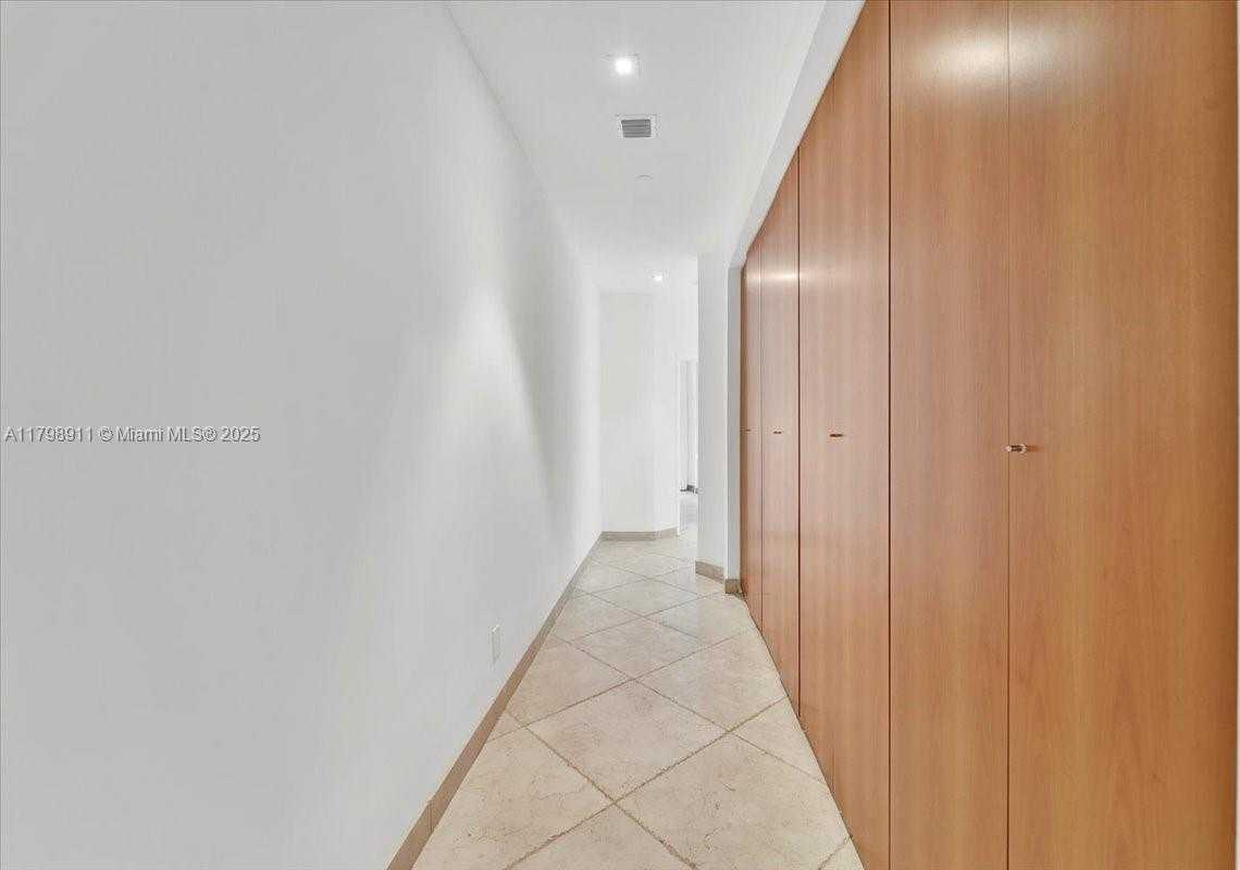 Small Image of 21205 YACHT CLUB DR #308, Aventura Number 16