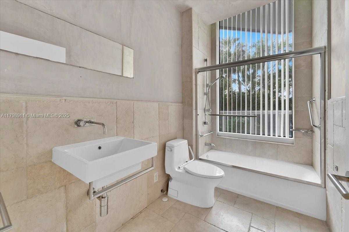 Small Image of 21205 YACHT CLUB DR #308, Aventura Number 19