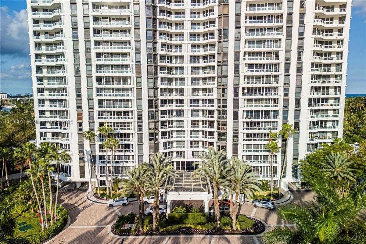 Small Image of 21205 YACHT CLUB DR #308, Aventura Number 4