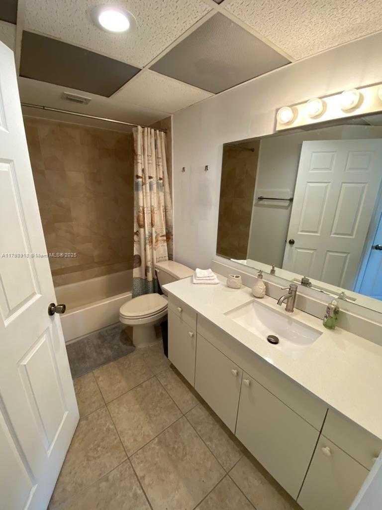 Small Image of 8290 LAKE DR #206, Doral Number 10