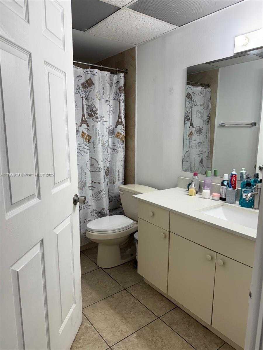 Small Image of 8290 LAKE DR #206, Doral Number 11