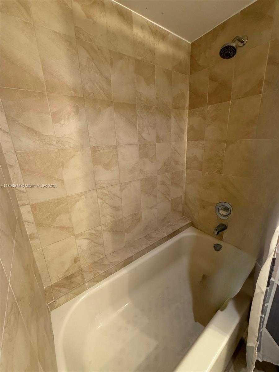 Small Image of 8290 LAKE DR #206, Doral Number 12