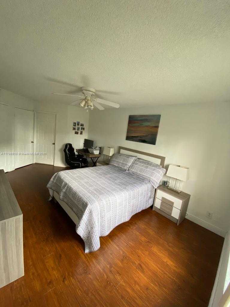 Small Image of 8290 LAKE DR #206, Doral Number 13