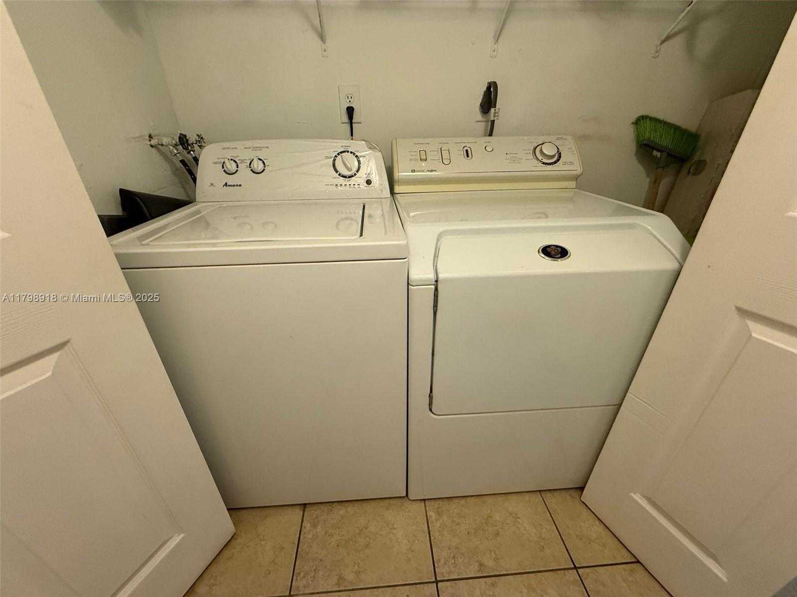 Small Image of 8290 LAKE DR #206, Doral Number 14