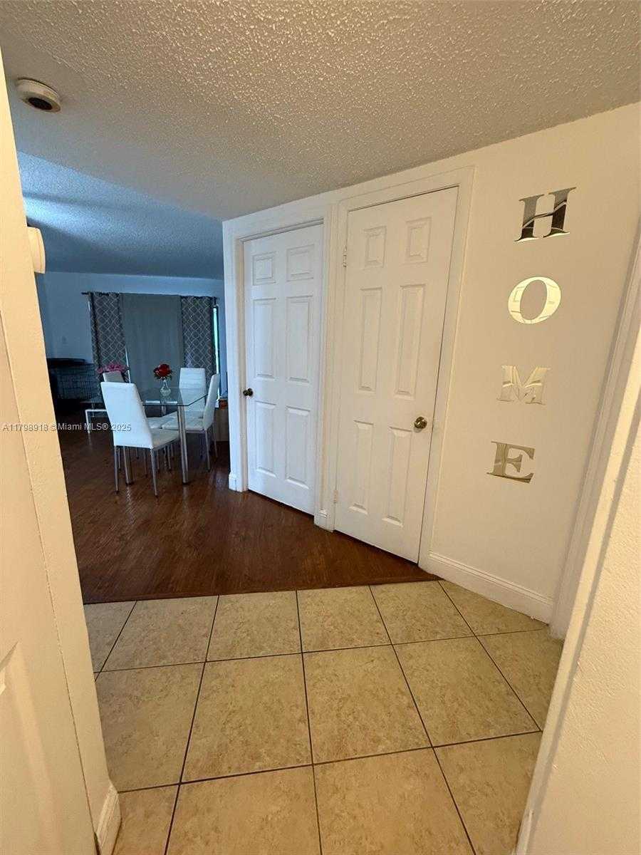 Small Image of 8290 LAKE DR #206, Doral Number 15
