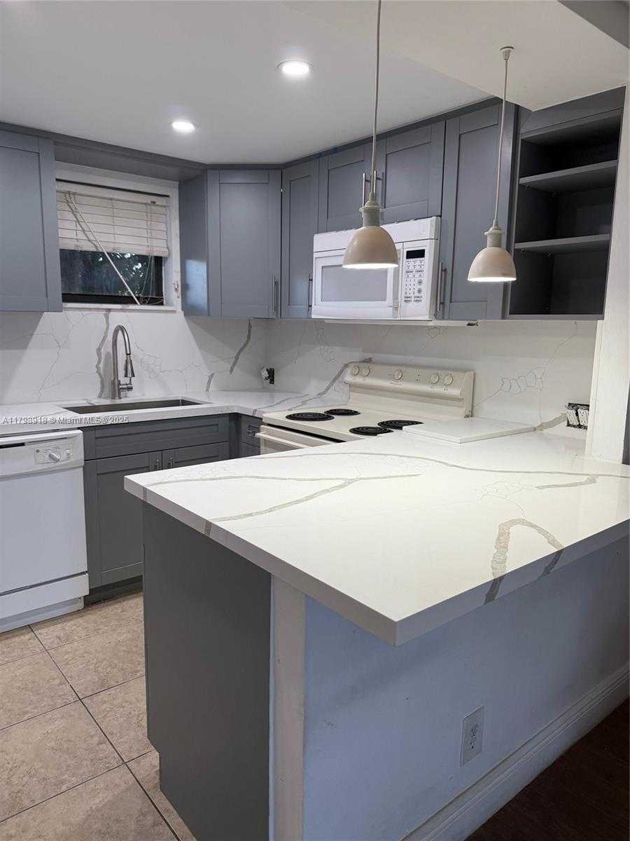 Small Image of 8290 LAKE DR #206, Doral Number 2