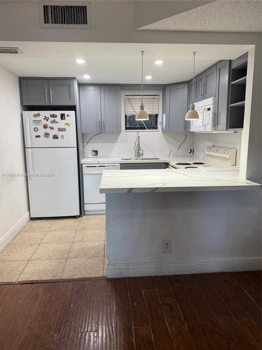 Small Image of 8290 LAKE DR #206, Doral Number 3