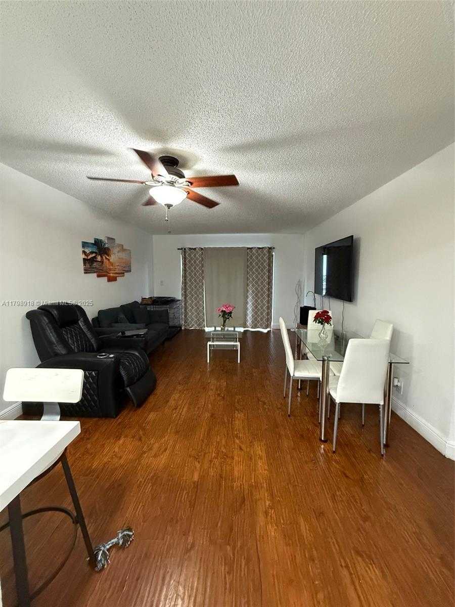 Small Image of 8290 LAKE DR #206, Doral Number 4