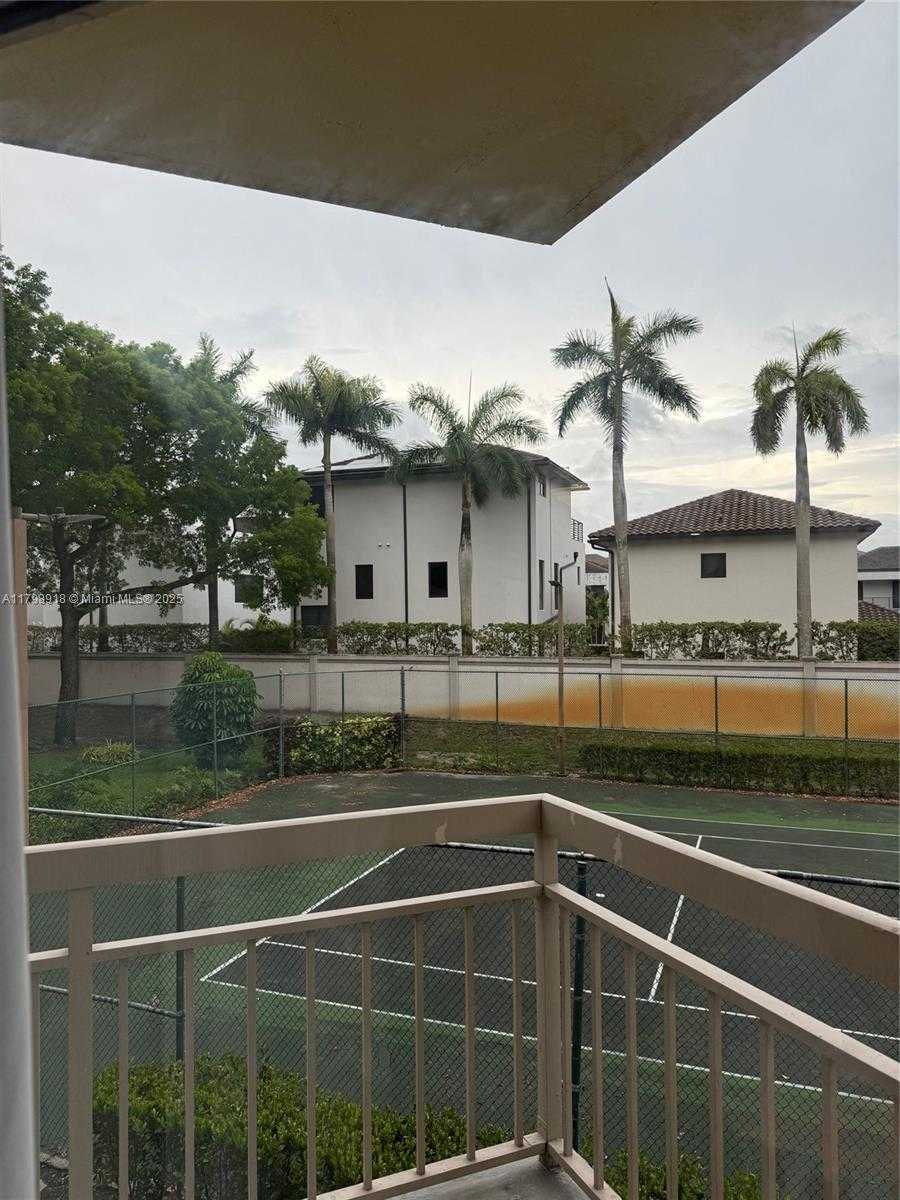 Small Image of 8290 LAKE DR #206, Doral Number 6