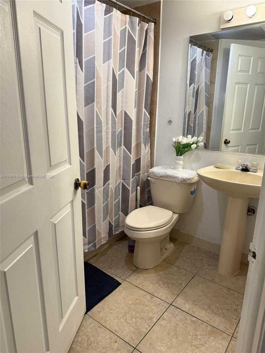 Small Image of 8290 LAKE DR #206, Doral Number 7